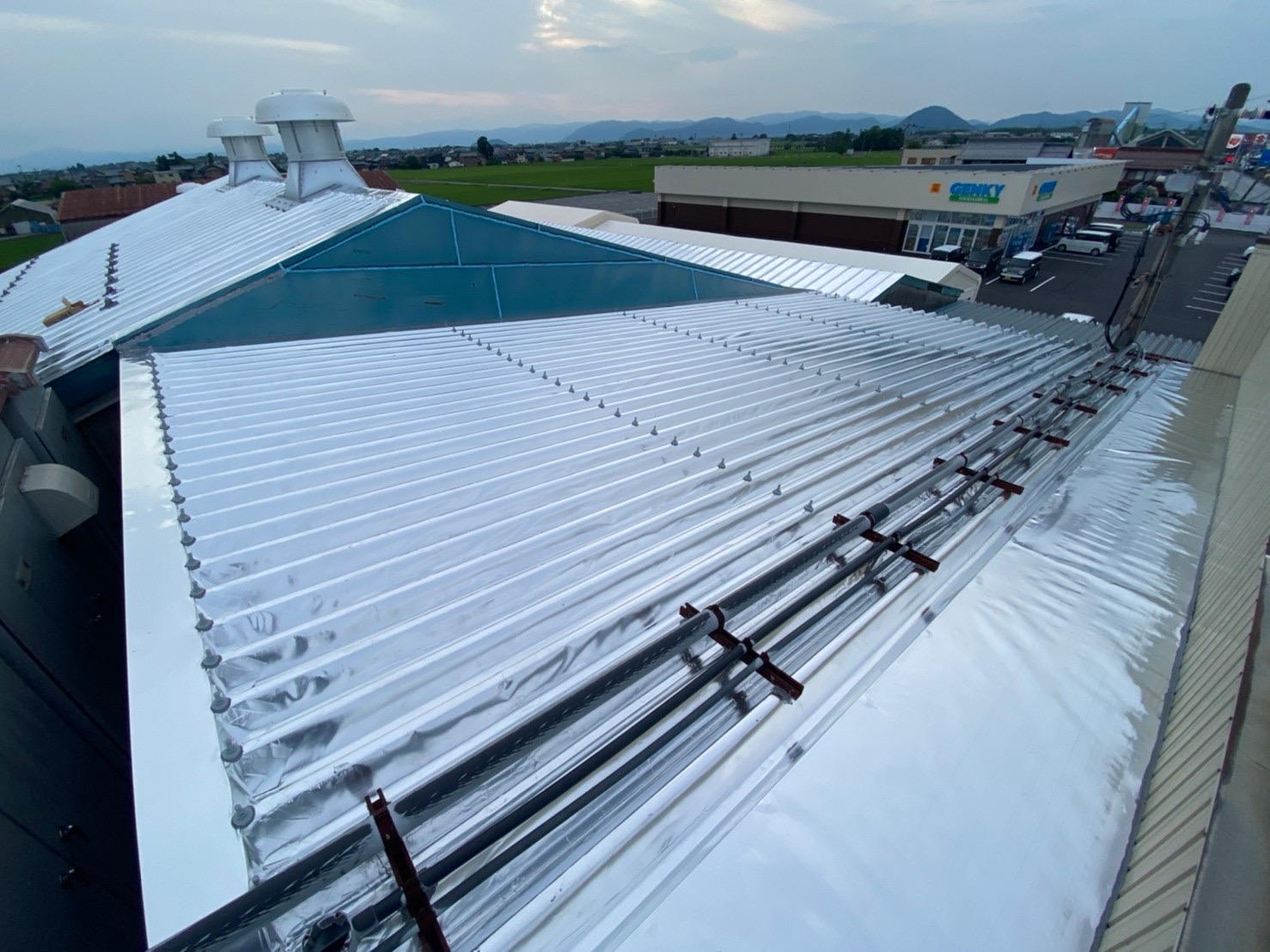 暑さ対策、電気代削減の為<br>折板屋根に遮熱工事様